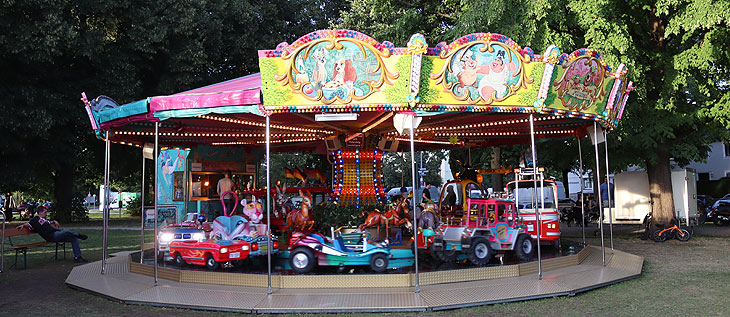 Kinderkarussell von Dräger-Kübler auf dem 1. Sommerfest am Luise Kiesselbach Platz (©Foto: Martin Schmitz)